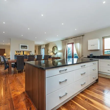 Two Bedroom With Views Of The Curragh Apartmán *